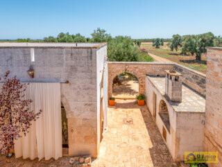 foto immobile Splendida Masseria Fortificata con Piscina, Immersa nella Campagna n. 32