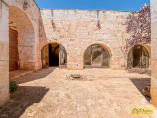 foto immobile Splendida Masseria Fortificata con Piscina, Immersa nella Campagna n. 65