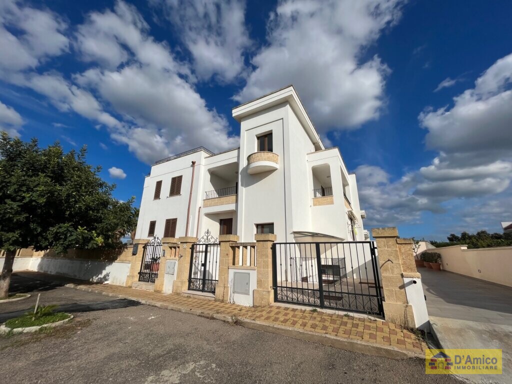 foto immobile Graziosa Casa Indipendente Vista Mare, a 2.5 km dalle spiagge di Torre Vado n. 9