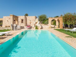Sea view villa with pool, in the hills of Pescoluse