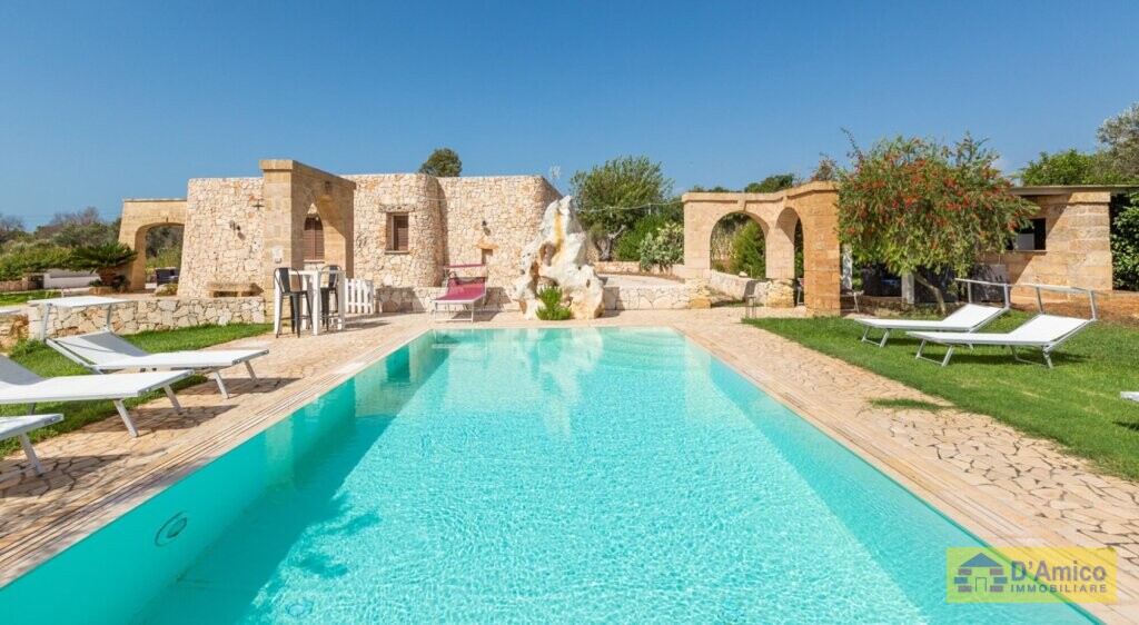 foto immobile Villa vista mare, con Piscina, in collina a Pescoluse n. 9