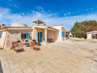 Traditional seaside villa with guesthouse and approved project for a Swimming Pool.