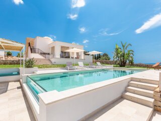 Prestigiosa Villa Vista Mare con Piscina, in Collina a Pescoluse