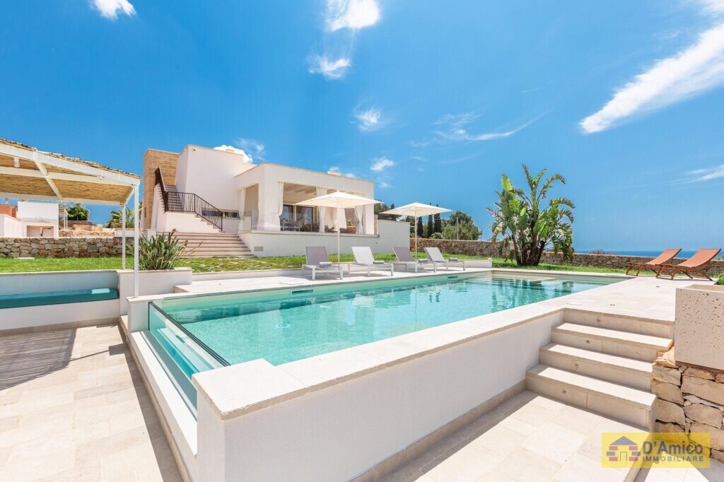 foto immobile Prestigiosa Villa Vista Mare con Piscina, in Collina a Pescoluse n. 9