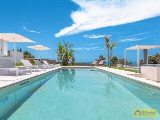 foto immobile Prestigiosa Villa Vista Mare con Piscina, in Collina a Pescoluse n. 2