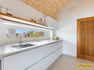 foto immobile Prestigiosa Villa Vista Mare con Piscina, in Collina a Pescoluse n. 21