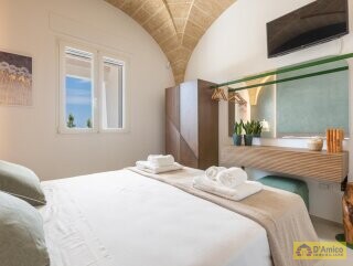 foto immobile Prestigiosa Villa Vista Mare con Piscina, in Collina a Pescoluse n. 29