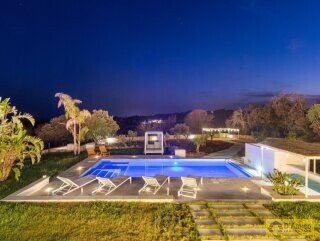 foto immobile Prestigiosa Villa Vista Mare con Piscina, in Collina a Pescoluse n. 45