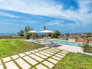 foto immobile Prestigiosa Villa Vista Mare con Piscina, in Collina a Pescoluse n. 8