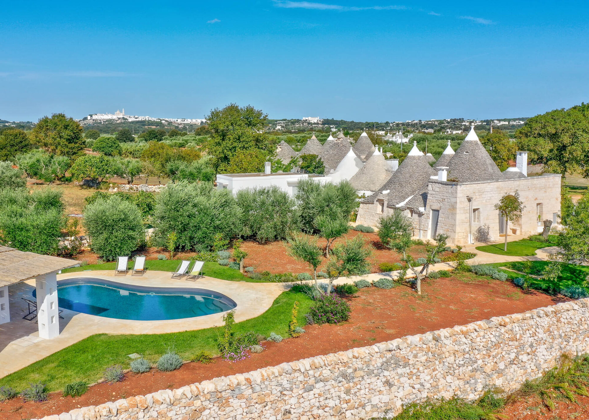 Complesso di Trulli Ristrutturati con Piscina e Giardino Privati - Cisternino