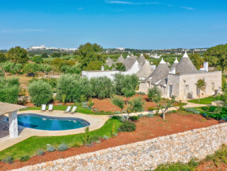 Complesso di Trulli Ristrutturati con Piscina e Giardino Privati