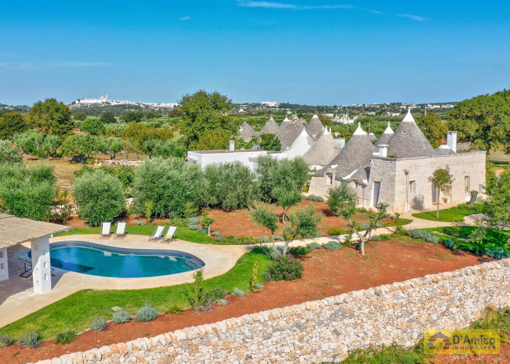 foto immobile Complesso di Trulli Ristrutturati con Piscina e Giardino Privati n. 9