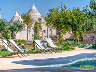 foto immobile Complesso di Trulli Ristrutturati con Piscina e Giardino Privati n. 10