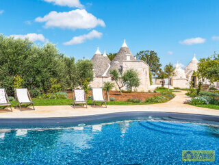 foto immobile Complesso di Trulli Ristrutturati con Piscina e Giardino Privati n. 11