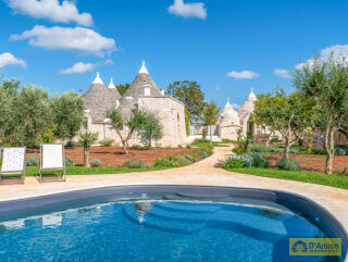 foto immobile Complesso di Trulli Ristrutturati con Piscina e Giardino Privati n. 12