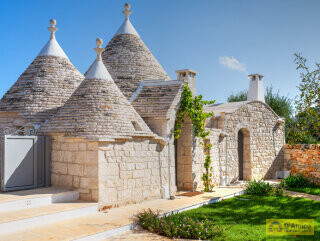 foto immobile Complesso di Trulli Ristrutturati con Piscina e Giardino Privati n. 13