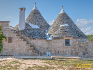 foto immobile Complesso di Trulli Ristrutturati con Piscina e Giardino Privati n. 15