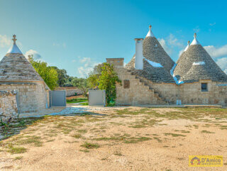 foto immobile Complesso di Trulli Ristrutturati con Piscina e Giardino Privati n. 16