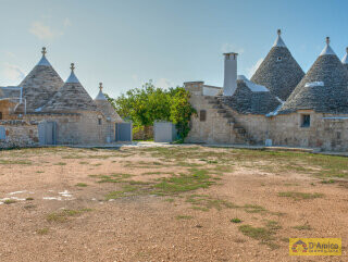 foto immobile Complesso di Trulli Ristrutturati con Piscina e Giardino Privati n. 17