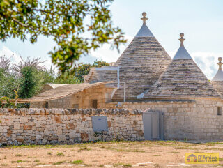 foto immobile Complesso di Trulli Ristrutturati con Piscina e Giardino Privati n. 18