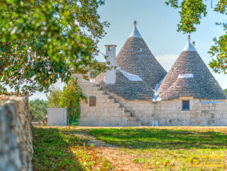 foto immobile Complesso di Trulli Ristrutturati con Piscina e Giardino Privati n. 19