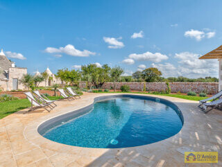 foto immobile Complesso di Trulli Ristrutturati con Piscina e Giardino Privati n. 4