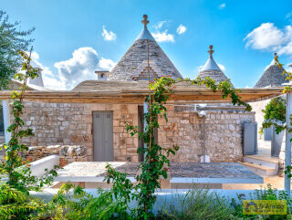 foto immobile Complesso di Trulli Ristrutturati con Piscina e Giardino Privati n. 5