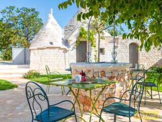 foto immobile Complesso di Trulli Ristrutturati con Piscina e Giardino Privati n. 6