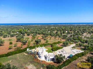 foto immobile Moderna Villa Trullo Vista Mare con Piscina e Jacuzzi a 4 km da Torre Santa Sabina n. 3