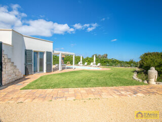 foto immobile Moderna Villa Trullo Vista Mare con Piscina e Jacuzzi a 4 km da Torre Santa Sabina n. 8