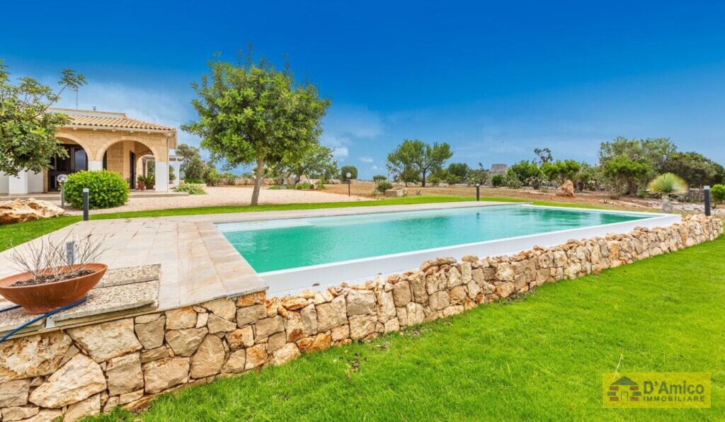 foto immobile Elegante Villa Vista Mare con Piscina in vendita a Pescoluse n. 9