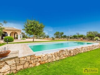 foto immobile Elegante Villa Vista Mare con Piscina in vendita a Pescoluse n. 2
