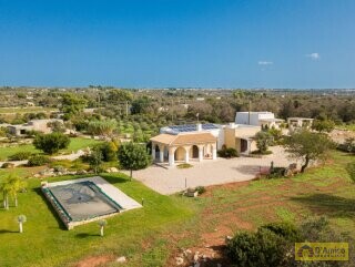 foto immobile Elegante Villa Vista Mare con Piscina in vendita a Pescoluse n. 5