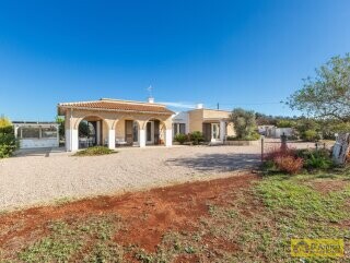 foto immobile Elegante Villa Vista Mare con Piscina in vendita a Pescoluse n. 9