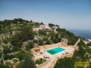 foto immobile Villa di lusso con piscina mozzafiato sul mare di Santa Maria di Leuca n. 2