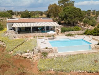 Villa di Lusso con splendida Piscina vista mare a Torre Vado