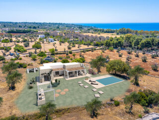 New turnkey villa with pool and sea view in Pescoluse
