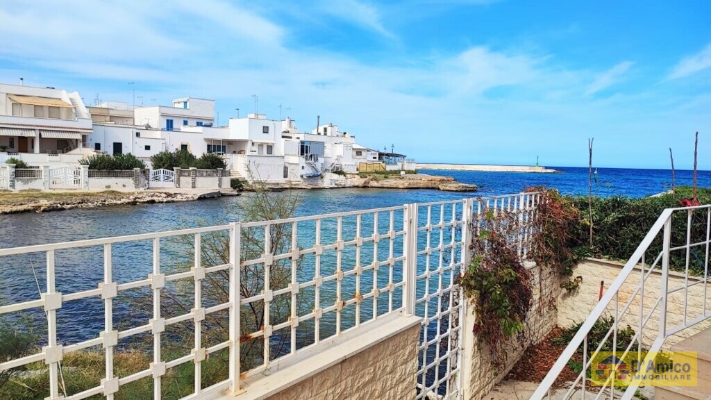 foto immobile Villa con accesso diretto al mare ad Ostuni n. 9