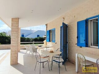 foto immobile Villa con accesso diretto al mare ad Ostuni n. 16