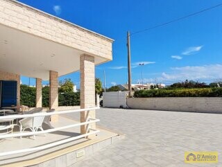 foto immobile Villa con accesso diretto al mare ad Ostuni n. 18