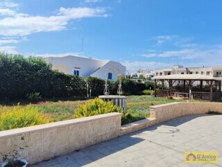 foto immobile Villa con accesso diretto al mare ad Ostuni n. 20