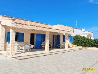 foto immobile Villa con accesso diretto al mare ad Ostuni n. 2
