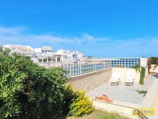 foto immobile Villa con accesso diretto al mare ad Ostuni n. 3