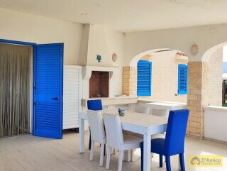 foto immobile Villa con accesso diretto al mare ad Ostuni n. 6