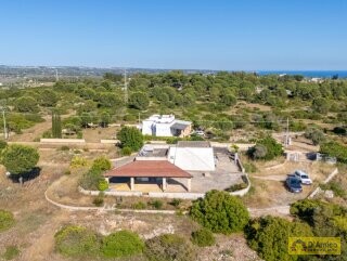 foto immobile Villa rurale con Lamione vista mare, in vendita a Pescoluse n. 5