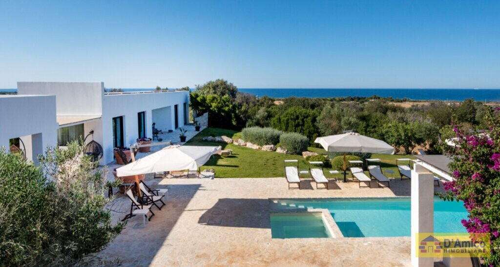 foto immobile Lussuosa Villa con Piscina vista mare a Carovigno n. 9