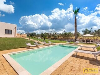 foto immobile Villa con Piscina vista mare, a Pescoluse n. 2