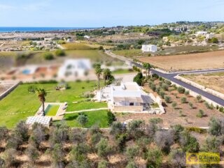 foto immobile Villa con Piscina vista mare, a Pescoluse n. 38