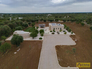 foto immobile Elegante Villa con Piscina e Dependance in Trulli a Ostuni n. 30