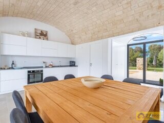 foto immobile Elegante Villa con Piscina e Dependance in Trulli a Ostuni n. 4